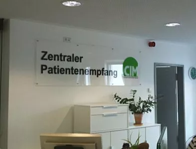 Acrylschild CIM Patientenempfang inhalt