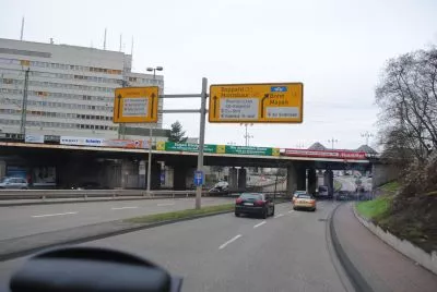 Reklameflaeche Werbeflaeche Am Woellershof Koblenz Stadtauswaerts Eisenbahnbruecke