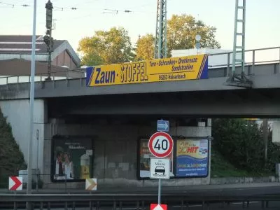 Eisenbahnbruecke Reklame Zaun Stoffel Koblenz Cusanusstr. einwaerts 2010 10 08 07 inhalt