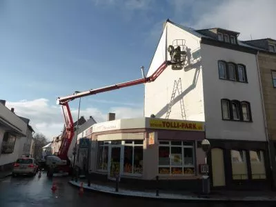 Koblenzerstraße 8 in 56727 Mayen Top-Querstandort Werbeflaeche Aussenwerbung Montage mit Hubsteiger