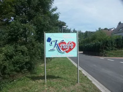 Standschild aus Edelstahl mit Acrylbuchstaben von A1