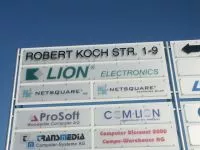 Lion bau polch fahnen fahnenmast standschildanlage acrylschild sonderbau 10 - 24.04.2005 kl