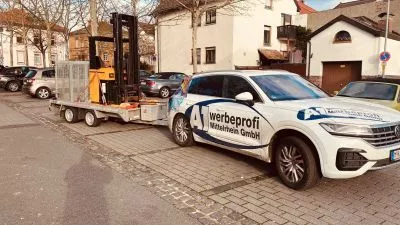 Stapler auf Anhänger transportieren