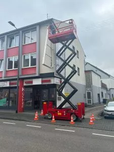 Scherenbuehne mit Stuetzen mieten Muelheim-Kaerlich