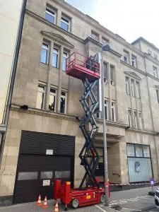 Scherenbuehne mit Stuetzen mieten Muelheim-Kaerlich